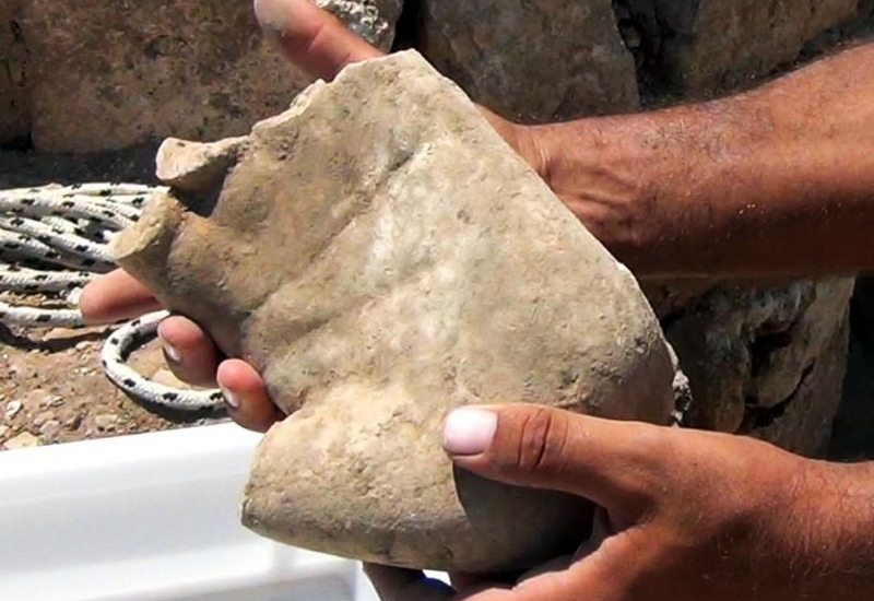 La colossale mano dell'Atena di castro (Lecce) ritrovata oggi - Ph. Courtesy of Comune di Castro