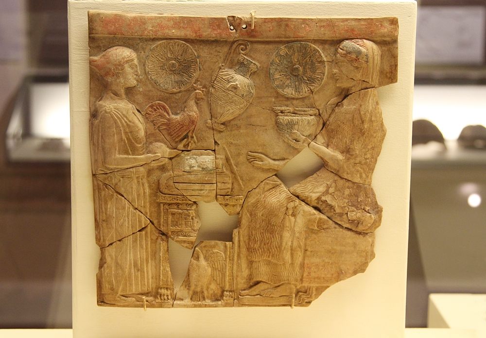 Pinax rappresentante un rito che le fanciulle di Locri Epizephiri compivano in preparazione del matrimonio, Museo Archeologico di Vibo Valentia - Ph. Alessandra Scriva