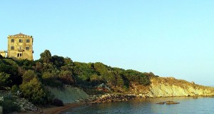 Crotone: recuperato nel mare di Punta Scifo un grande monolito con iscrizione in greco