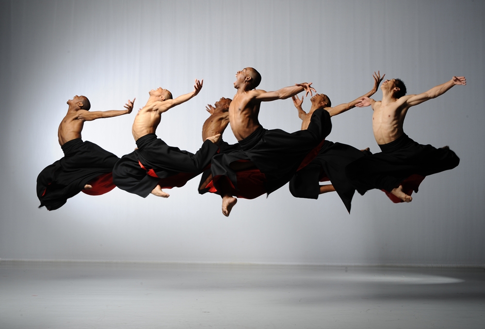 Alcuni componenti della compagnia Ailei II in un momento della coreografia The Hunt di Robert Battle - Ph. Eduardo Patino