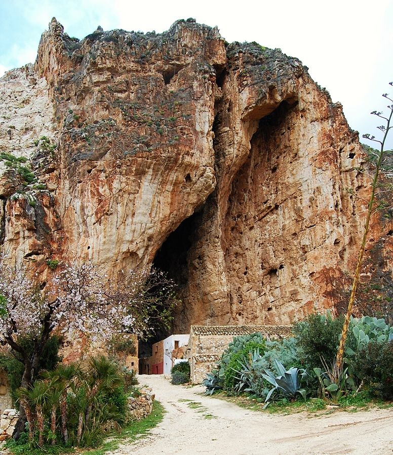 L'ingresso della Grotta Mangiapane, Custonaci (Trapani) - Ph. Tato Grasso | CCBY-SA3.0