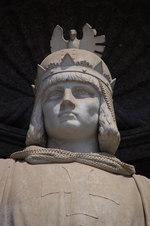 Paerticolare del monumento a Federico II di Svevia sulla facciata del Palazzo Reale di Napoli - Ph. Raffaele Esposito | CCBY-SA2.5