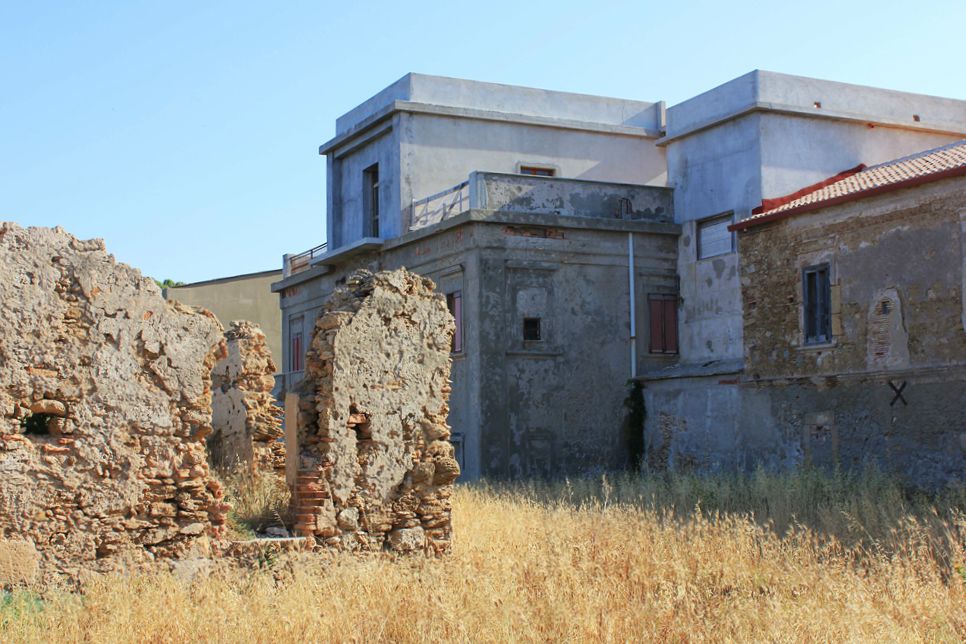 Nel parco archeologico di Capo Colonna, a Crotone, strutture antiche convivono con immobili abusivi - Ph. Silvio Gatto