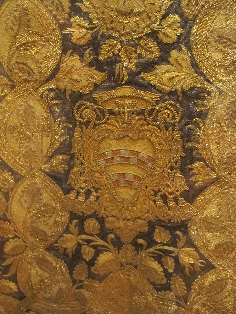 Pianeta in seta “gros de Tours” con stemma cardinalizio, 1600-1650 ca. – Ph. Sailko | CCBY-SA3.0