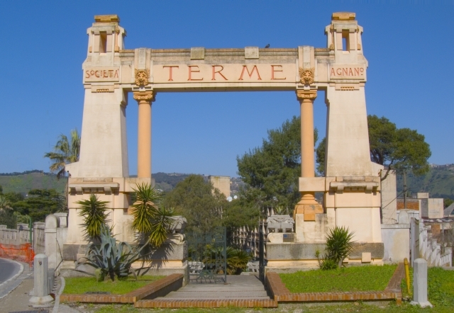 Ingresso monumentale alle Terme di Agnano (Na), XX sec. - Ph. Fiore S. Barbato | CCBY-SA2.0