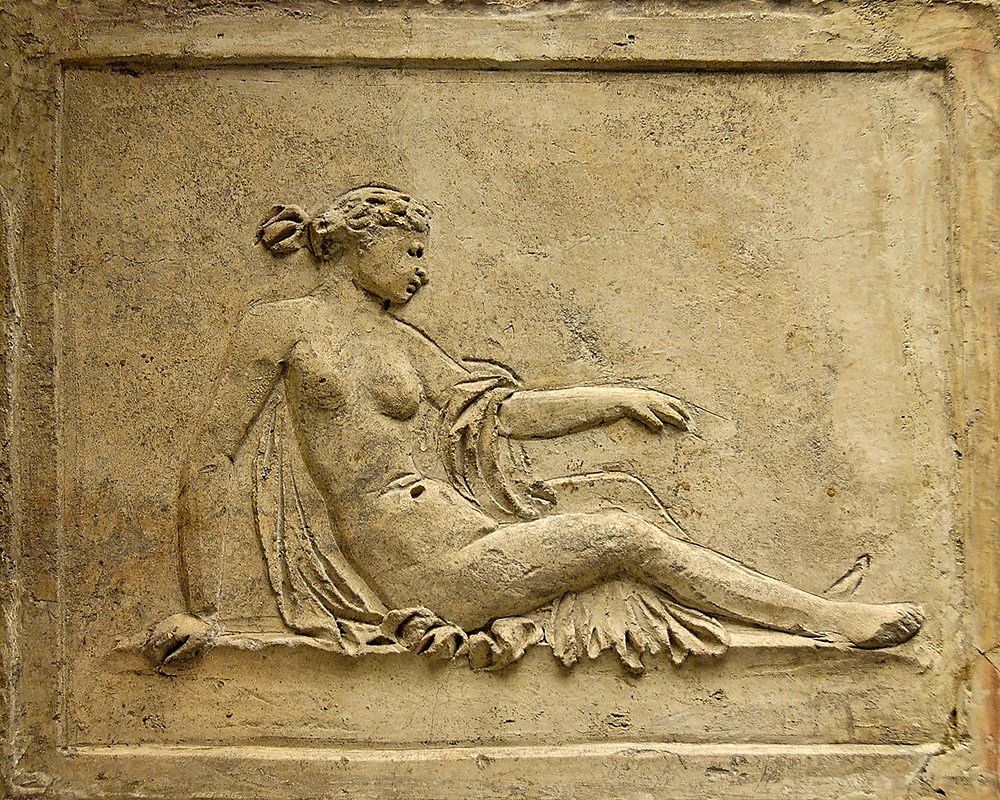 Campania - Bassorilievo in stucco raffigurante probabilmente Venere, tomba romana del Fondo Fraia, a Pozzuoli (Napoli), I° sec. d.C. - British Museum, Londra - Ph. Jastrow | Public domain