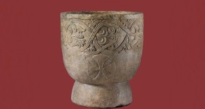 CALABRIA | Si trova al MET di New York il fonte battesimale ”perduto” del Patirion di Rossano, gioiello d’arte bizantino-normanna