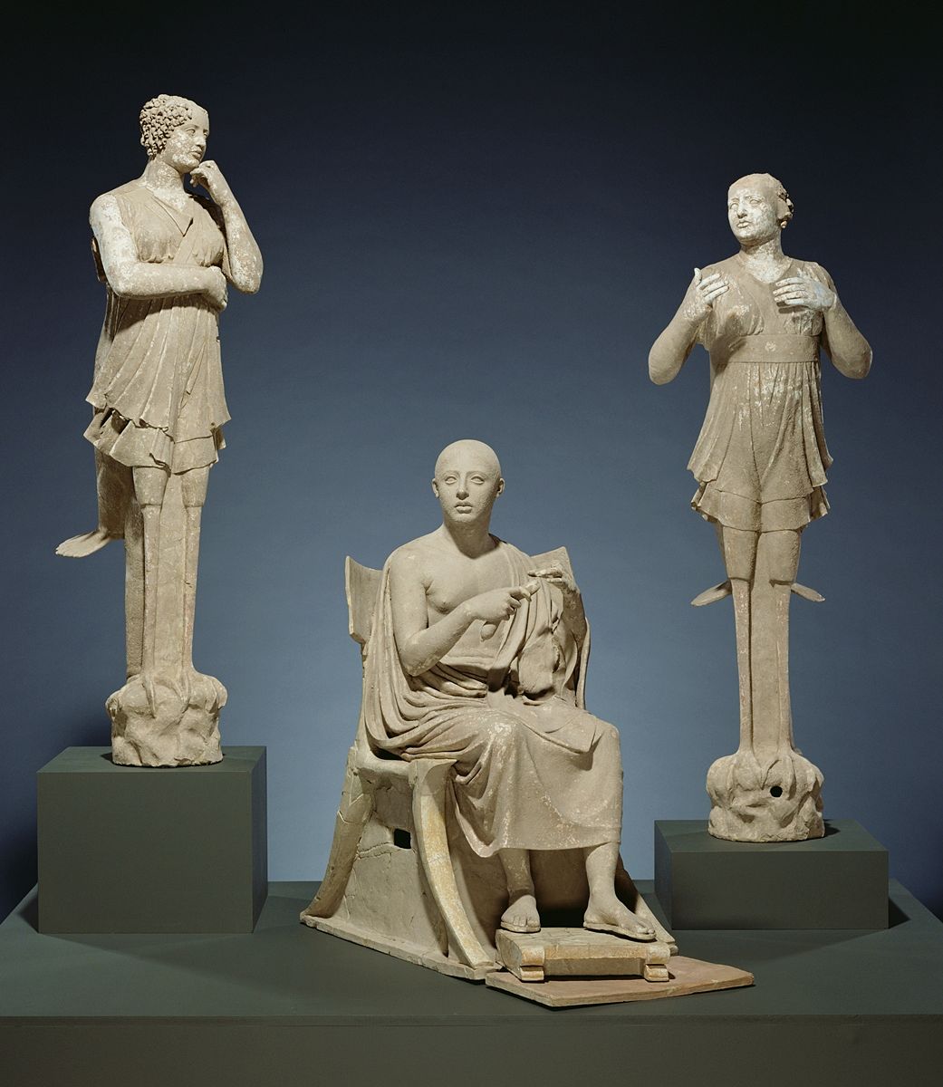 Gruppo scultoreo con poeta seduto (forse Orfeo) e sirene, proveniente da Taranto, terracotta, IV sec. a.C., Paul Getty Museum, Malibu (LA, USA) – Ph. Getty’s Open Content Program | Photo gallery a fondo pagina