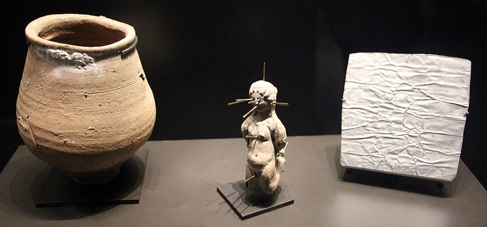 Esempio di defixio, antica pratica di magia nera, Egitto III-IV sec. - Museo del Louvre, Parigi
