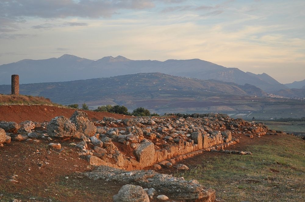 Calabria - Veduta del pianoro e dei resti archeologici di Torre Mordillo, terrazza sulla Sibaritide, Spezzano Albanese (Cs)
