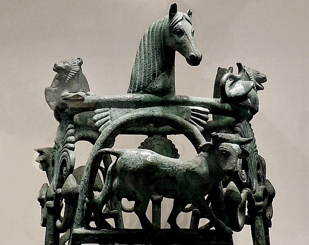 Particolare del Tripode di Metaponto, bronzo, VI sec., Altes Museum, Berlino