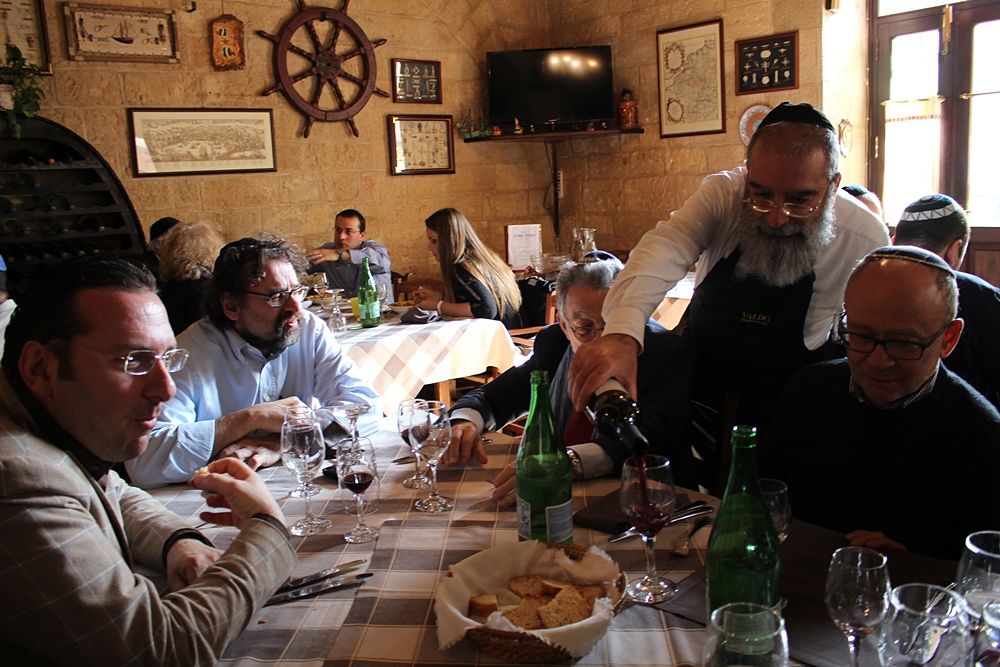 Cosimo Yehuda Pagliara serve vino cacher agli ospiti dell'edizione 2015 di Lech Lechà - Ph. © Luciana Doronzo