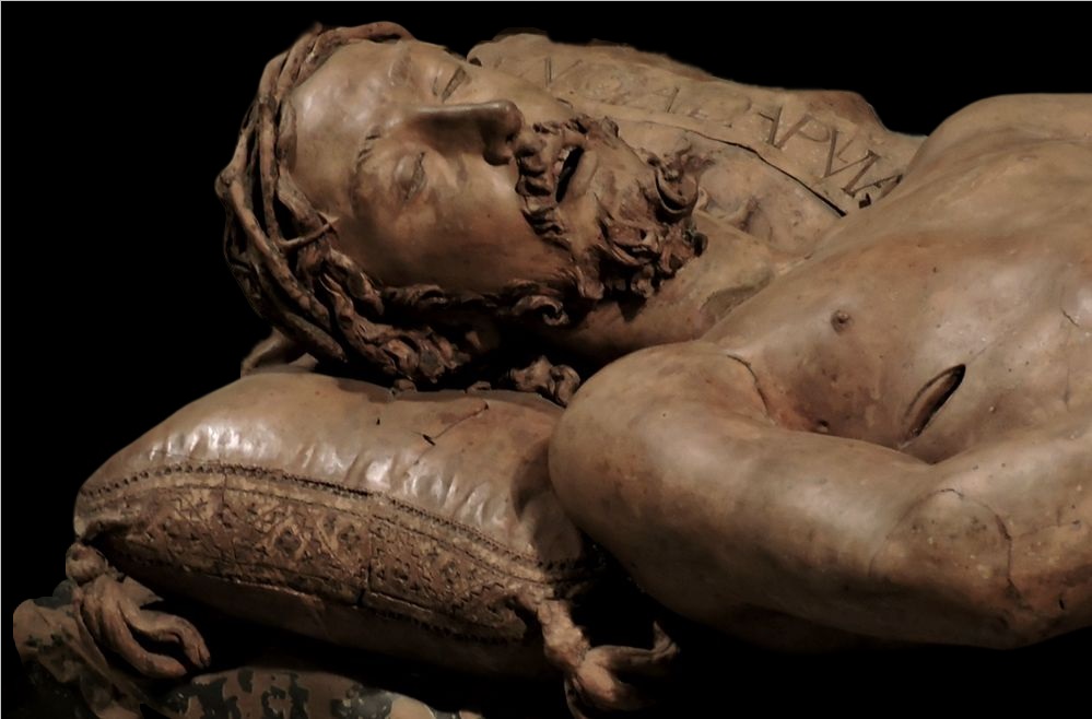 Part. del Compianto sul Cristo Morto (sul cuscino è chiaramente visibile la firma dell'Autore), Bologna, Chiesa di S. Maria della Vita - Image source