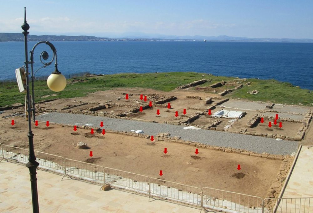 5. Buche da scavi clandestini nel parco archeologico di Capo Colonna (Kr) - Ph. © Margherita Corrado