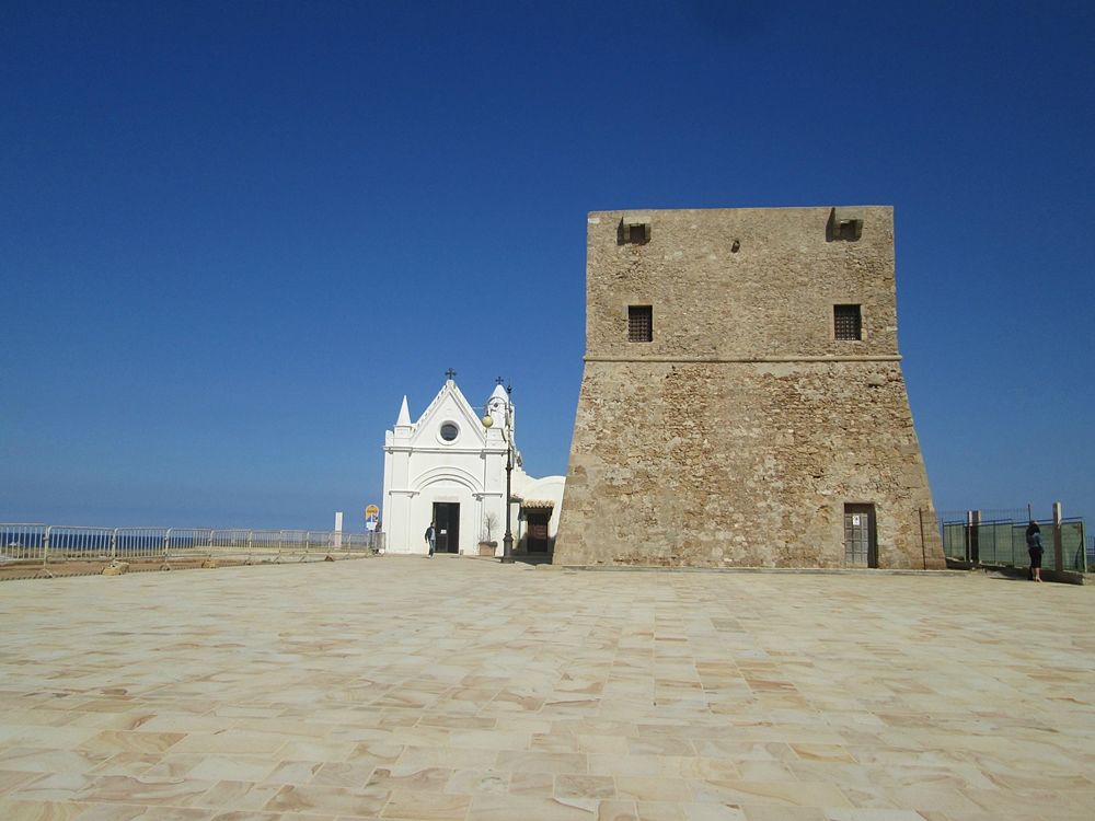 Calabria - Santuario della Madonna di Capo Colonna e Torre cinquecentesca - Ph. © Margherita Corrado