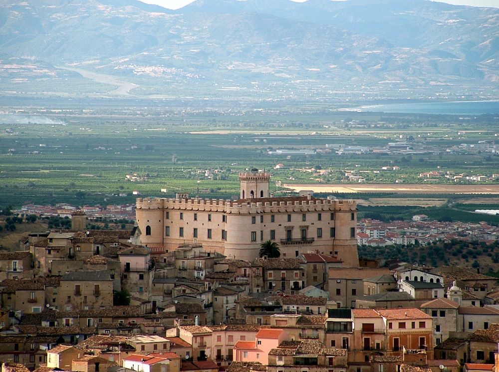 Calabria - Veduta di Corigliano Calabro: sulla sommità del colle il Castello Ducale, XI-XIX sec. - Ph. Godslave | CCBY-SA3.0