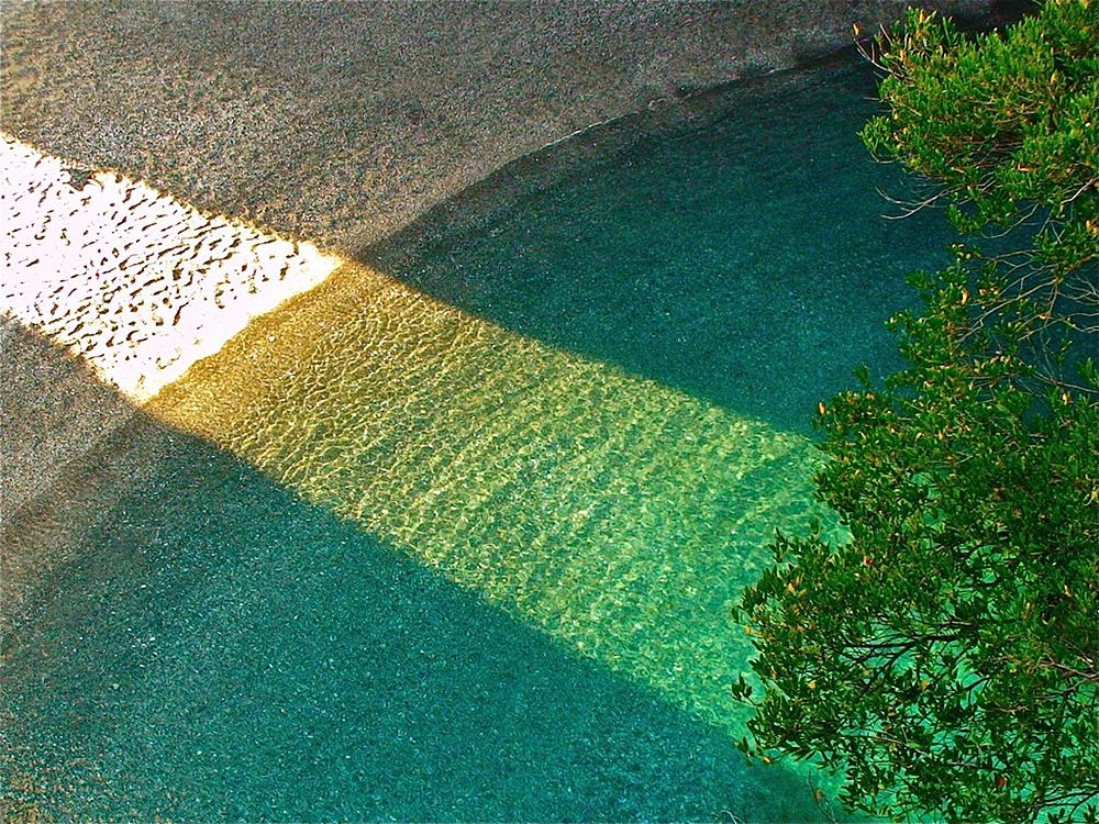 Un raggio di sole illumina le acque smeraldine dell'Arcomagno - Ph. © Stefano Contin