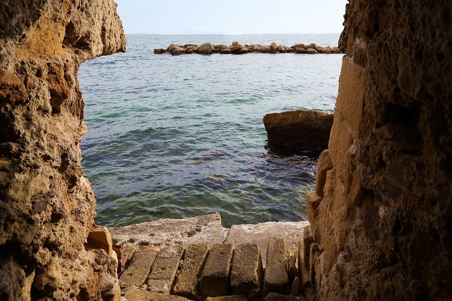 Il punto di uscita sul Mar Grande, sotto le mura del centro storico di Taranto, di uno dei cunicoli collegati all'ipogeo di Palazzo Baffi - Ph. © Anna Svelto