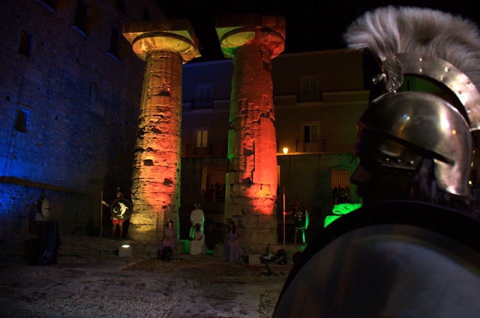 Un momento della cerimonia in costume fra le colonne del tempio dorico, a Taranto - Ph. Max Perrini