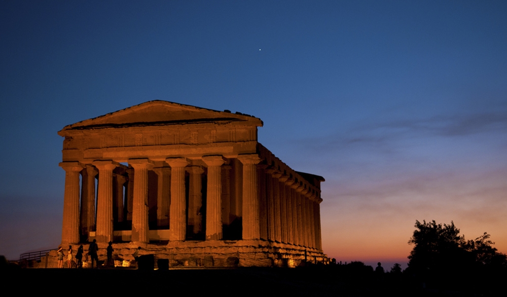 Sicilia - Veduta notturna del Tempio della Concordia, VI sec. a.C., Valle dei Templi, Agrigento - Image source | CCBY-SA2.0