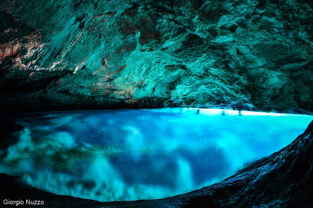 Gli effetti naturali di luce verde-turchina all'interno della Grotta Verde di Andrano Marina (Lecce) - Ph. © Giorgio Nuzzo