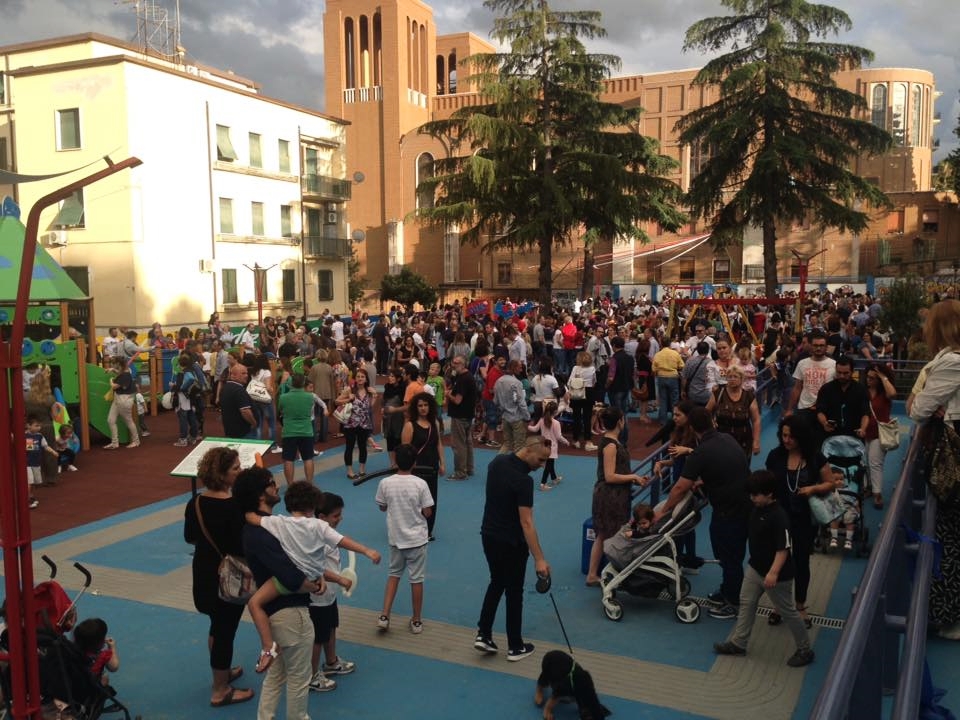 Calabria - Cittadini di Cosenza all'inaugurazione del "Parco Piero Romeo-giochi senza barriere"