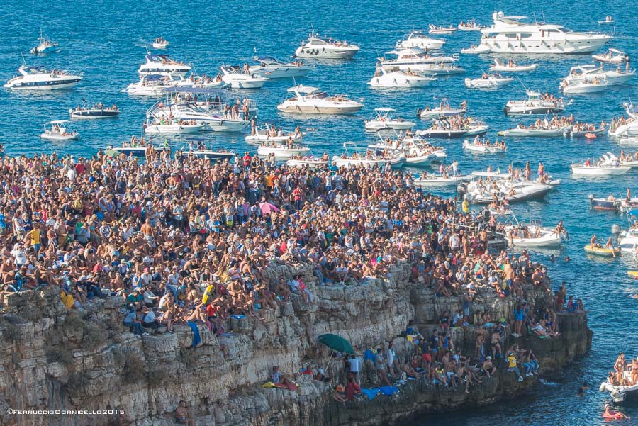 Il pubblico della Red Bull Cliff Diving World Series assiepato sulla scogliera di Polignano a Mare (Bari) - Ph. © Ferruccio Cornicello