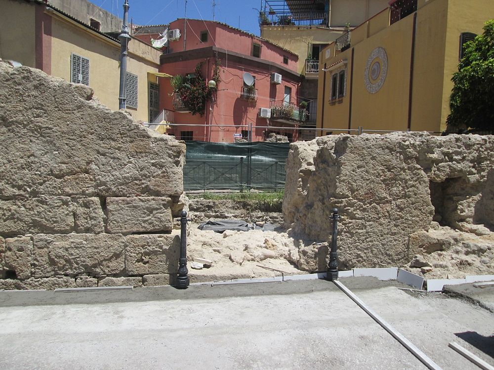 Il muro bizantino "assediato" dal cemento - Ph. © Margherita Corrado