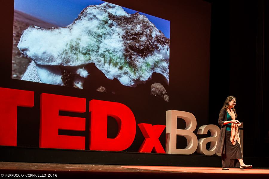 La scienziata Rosalba Bonaccorsi al TEDx Bari 2016, Teatro Petruzzelli - Ph. © Ferruccio Cornicello