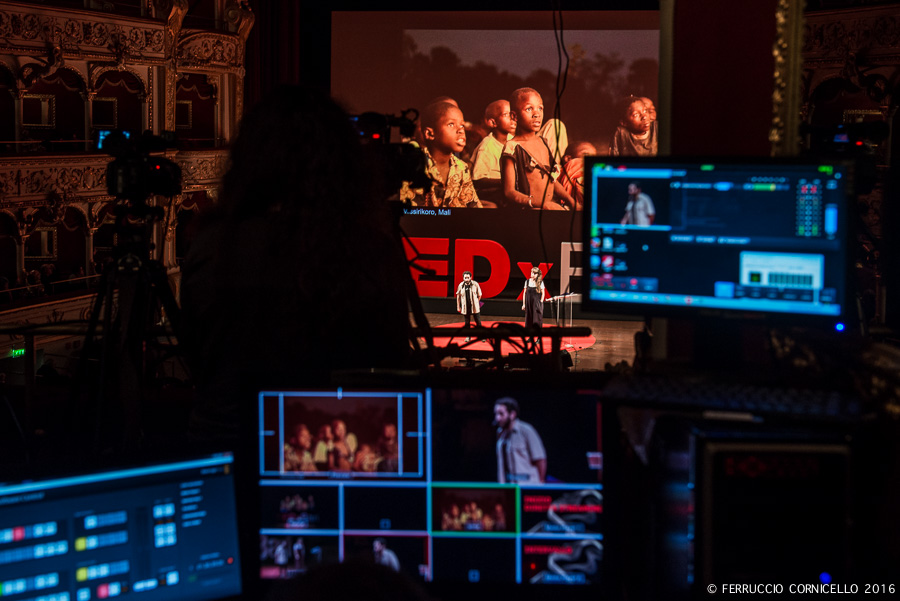 Davide Bortot e Francesca Truzzi ideatori del progetto "Cinéma du desert", TEDx Bari 2016, Teatro Petruzzelli - Ph. © Ferruccio Cornicello