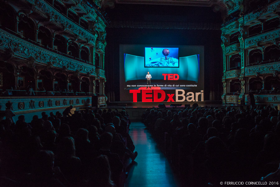 Un momento del TEDx Bari 2016, Teatro Petruzzelli – Ph. © Ferruccio Cornicello