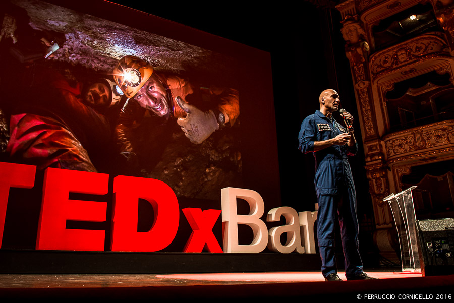 L'astronauta Luca Parmitano al TEDx Bari 2016, Teatro Petruzzelli - Ph. © Ferruccio Cornicello