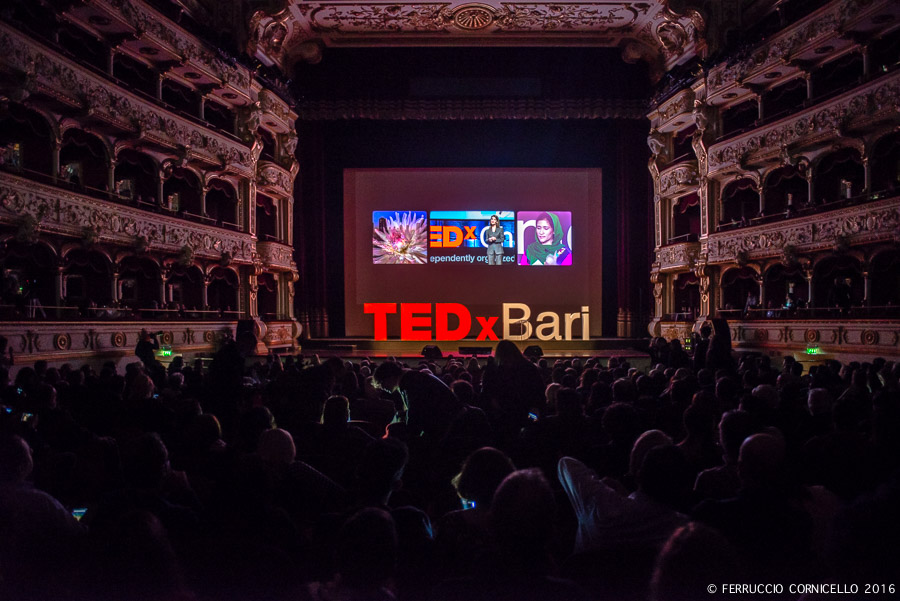 Un momento del TEDx Bari 2016, Teatro Petruzzelli – Ph. © Ferruccio Cornicello