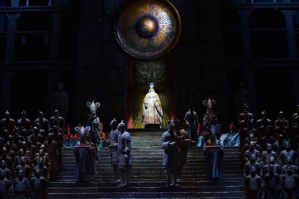 Foto di scena dalla Turandot di Giacomo Puccini, Bari, Teatro Petruzzelli - Ph. Arcieri