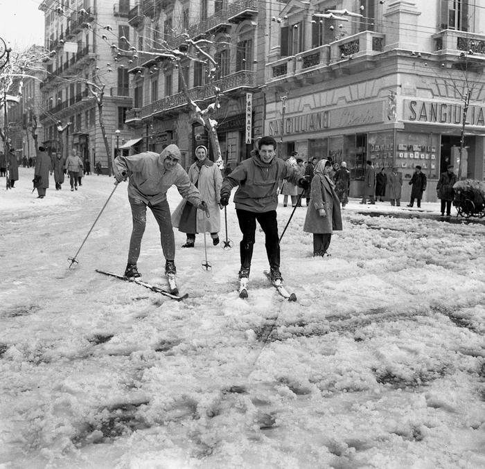 L'eccezionale nevicata del 1956: sciatori al Vomero, Napoli - Ph. Riccardo Carbone © Archivio Fotografico Carbone