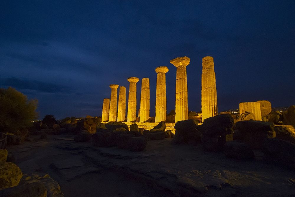 Immagine notturna dei resti del Tempio di Eracle, Valle dei Templi, Agrigento, VI sec. a.C. - Ph. CocumbreLibre | ccby2.0