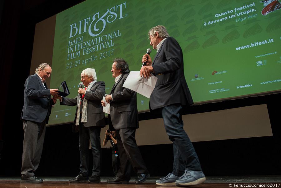 Il direttore della fotografia Luciano Tovoli consegna a Dario Argento il Fellini Award. A destra il critico Enrico Magrelli e Felice Laudadio, direttore del Bif&st, Teatro Petruzzelli, Bari -  Ph. © Ferruccio Cornicello