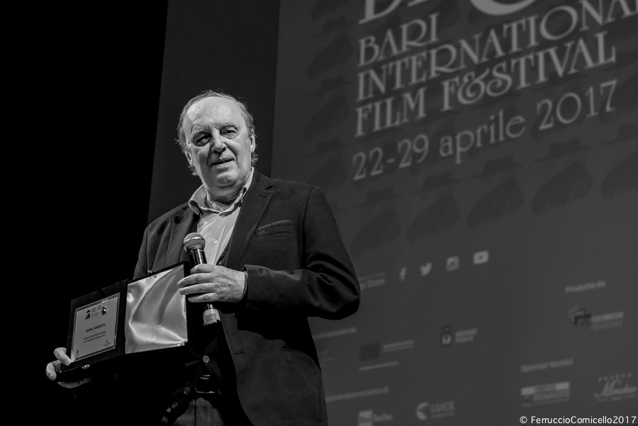 Dario Argento con il Fellini Award, Teatro Petruzzelli, Bari -  Ph. © Ferruccio Cornicello