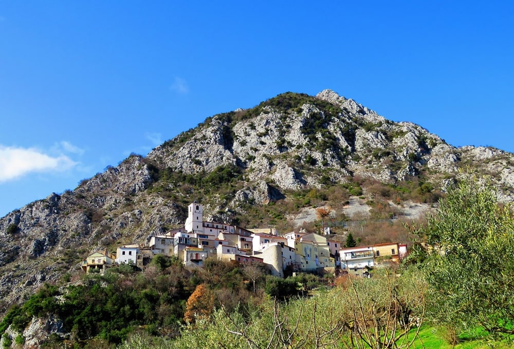 Veduta di Castelnuovo al Volturno, alle falde del Monte Marrone, nel gruppo delle Mainarde, Rocchetta al Volturno (Isernia) - Ph. Gianfranco Vitolo | ccby2.0
