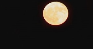 Luna rossa sul Mar Jonio calabrese, scatto di Gianni Termine