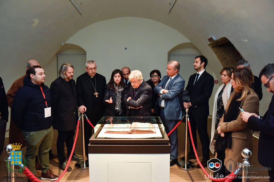 Giancarlo Giannini visita il Codex Purpureus presso il Museo Diocesano di Rossano - Ph. Gabriele Tolisano