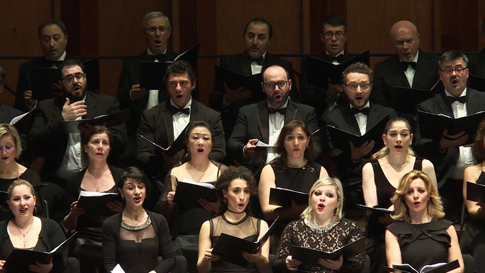 Il Coro del Teatro Petruzzelli durante l'esecuzione della Sinfonia n. 2 di Gustav Mahler