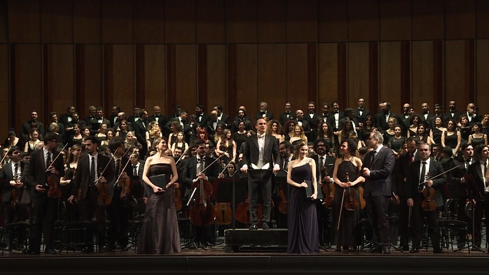 Gustav Mahler, Sinfonia n. 2, Orchestra, interpreti soliste e direttone durante i ringraziamenti finali, Teatro Petruzzelli, Bari