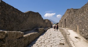 Pompei, una città che continua a vivere. Testo di Roberta De Luca
