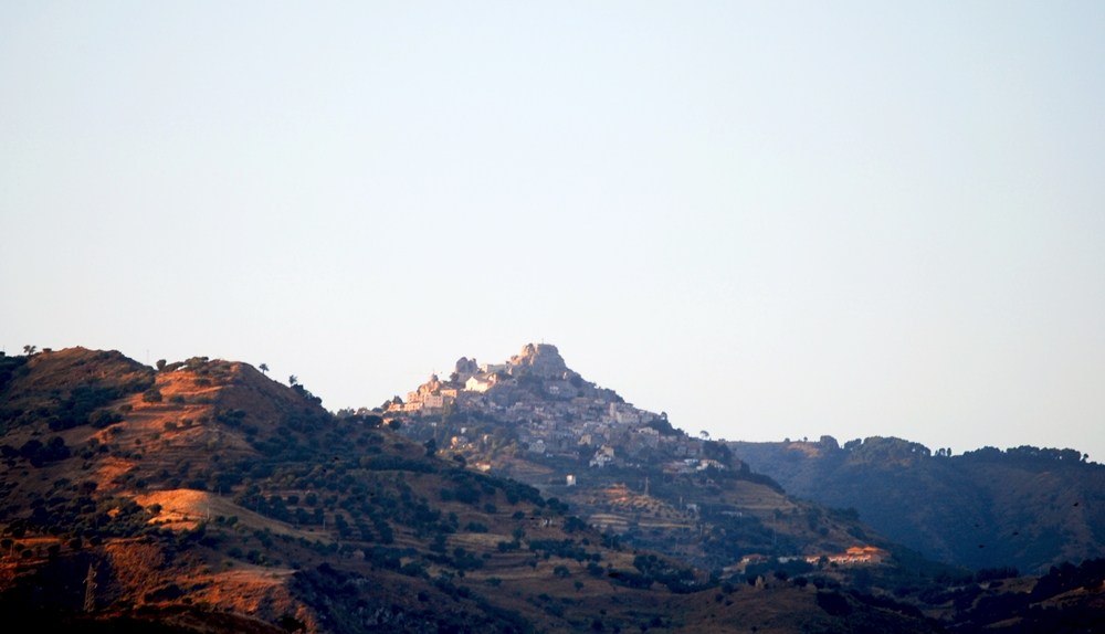 Veduta del borgo di Bova (Reggio Calabria) visto da Condofuri - Ph. Piervincenzo Canale