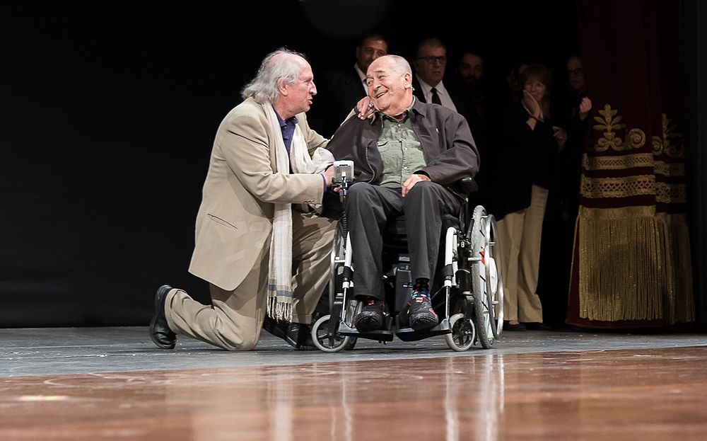 Vittorio Storaro saluta Bernardo Bertolucci (a destra) sul palco del Teatro Petruzzelli, Bif&st 2018 - Ph. – Ph. © Tiziana Rizzi