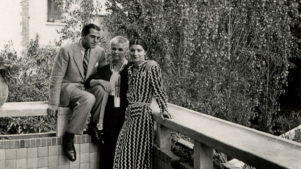 Antonia ed Enzo Fiermonte con l'anziana madre, anni '40