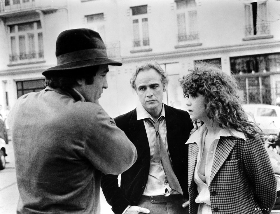 Bernardo Bertolucci (a sin.) con Marlon Brando e Maria Schneider a Parigi - Image Everet Collection