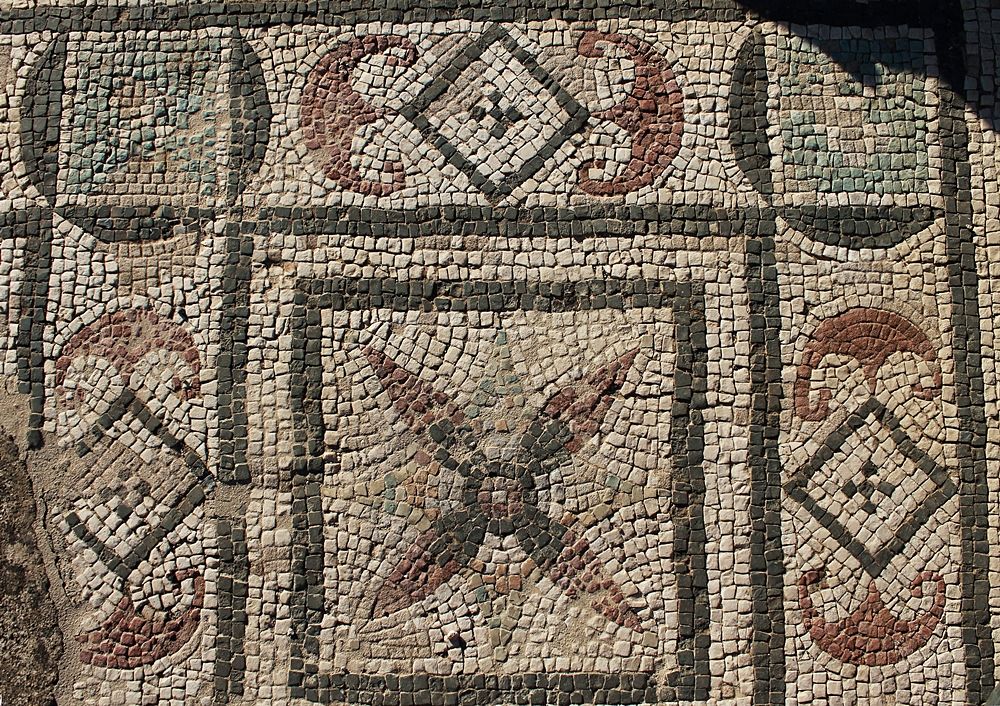 Uno dei mosaici della villa romana di Larderia, Roggiano Gravina (Cs) – Ph. © Gianni Termine