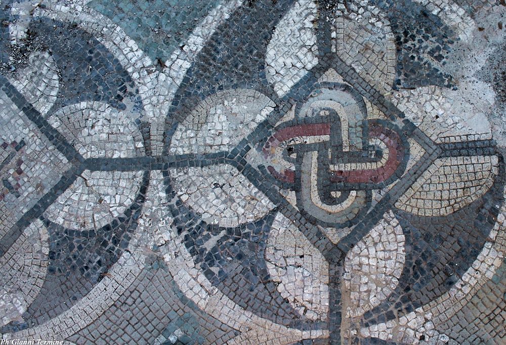Mosaico con "nodo di Salomone", villa romana di Larderia, Roggiano Gravina (Cs) – Ph. © Gianni Termine
